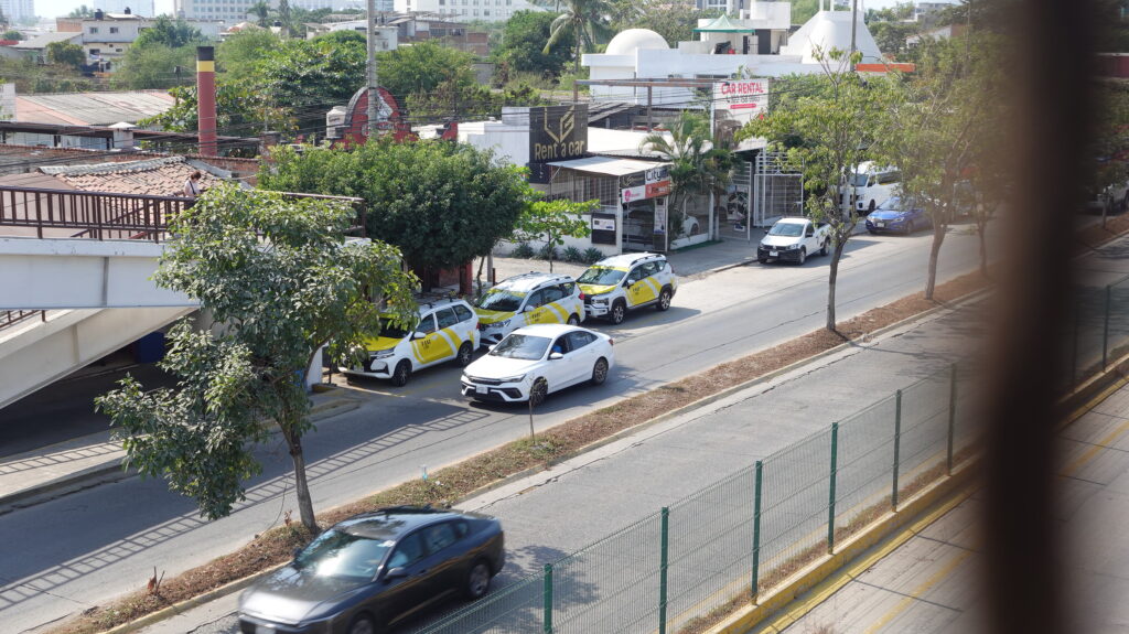 Puerto Vallarta Airport City TAXIS available out side the airport (by the walking crossing bridge) Cross the pedestrian bridge over the main road and walk ~2–3 min to where drivers commonly congregate.